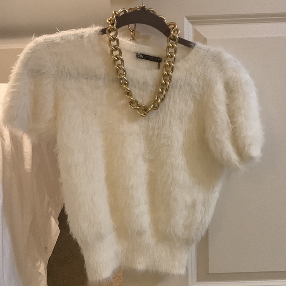 COPY - NWT ZARA WHITE FUZZY FAUX FUR CROP TOP